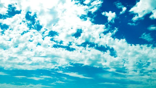 Cielo azul, nubes blancas