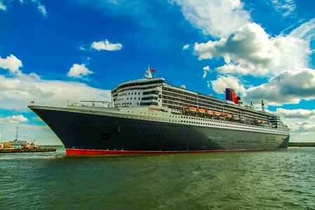 The queen mary 2 england port