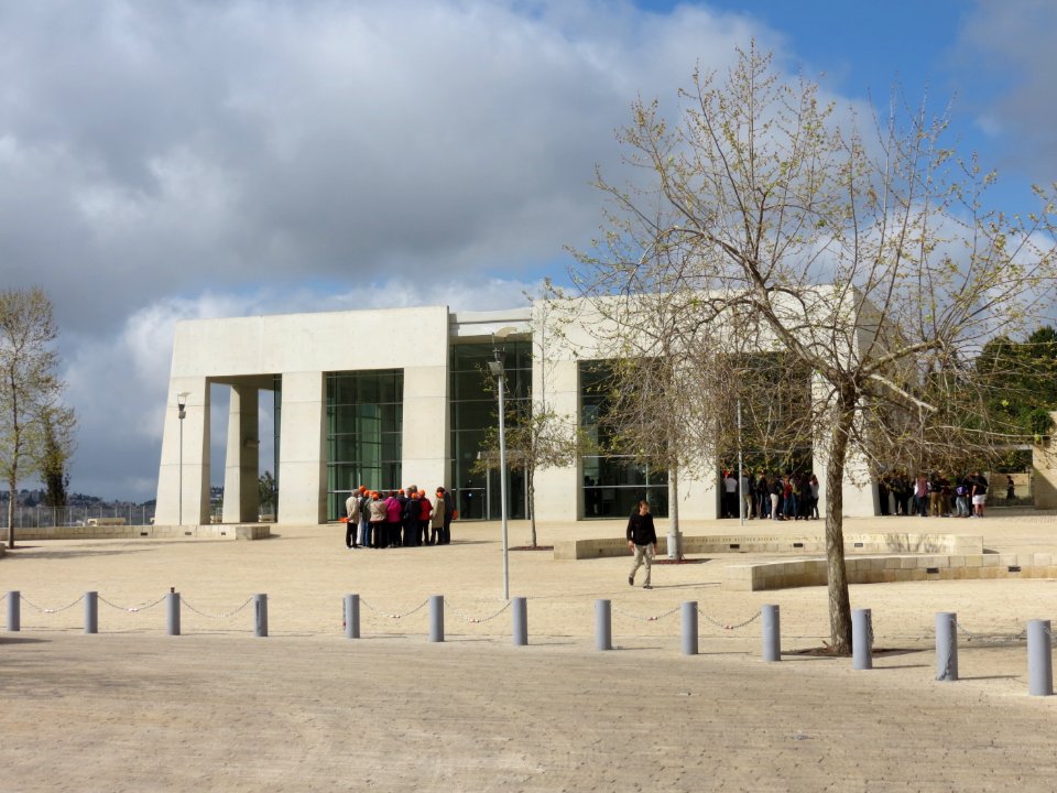 1560 Yad Vashem (1)