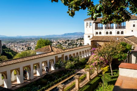 El generalife asomándose a Granada