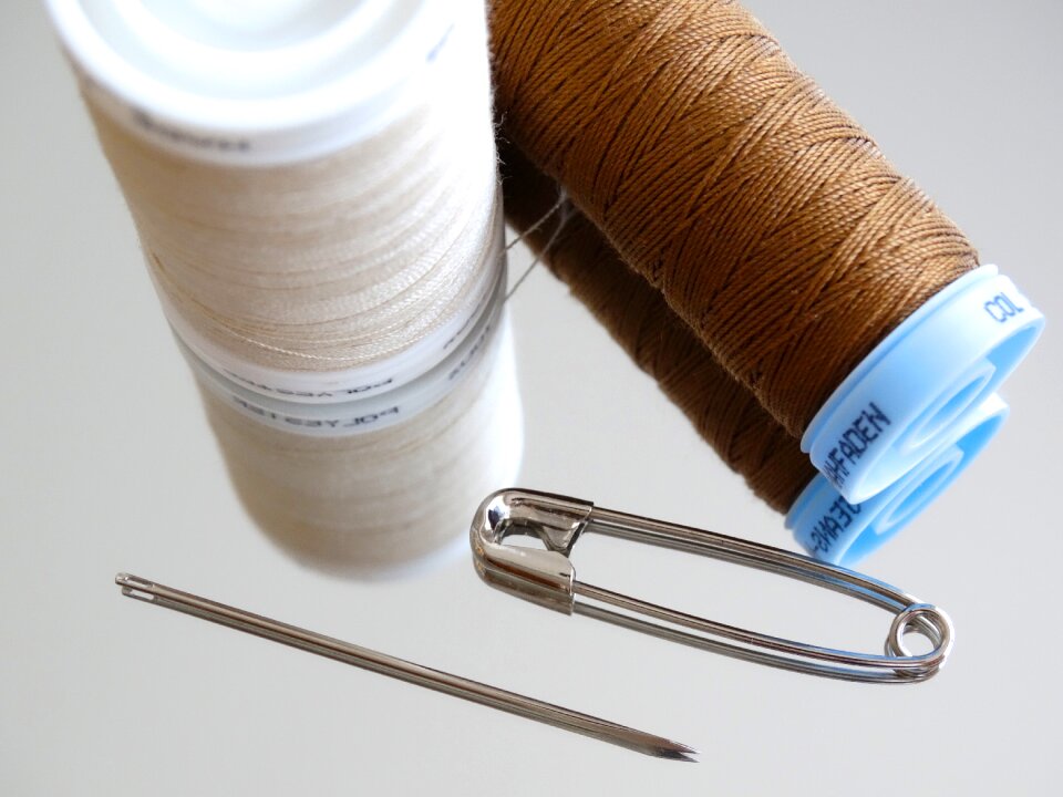 Thread spool safety clip needle