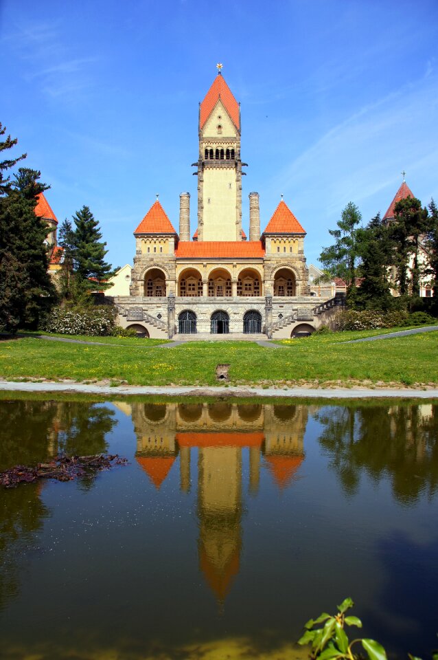 Crematorium mirroring pond