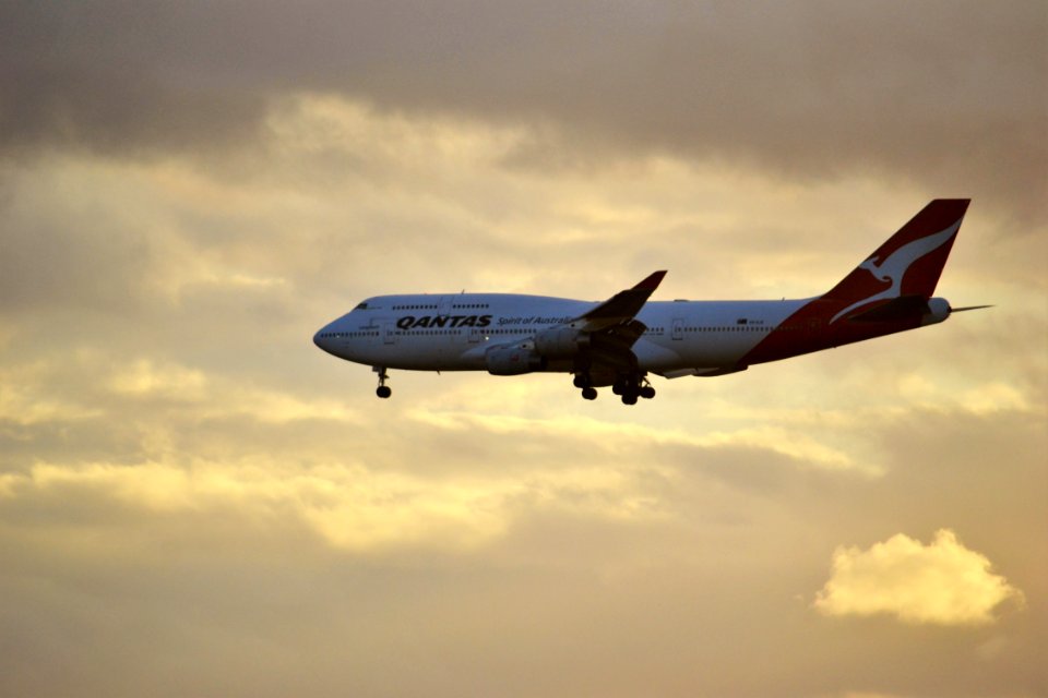 Qantas 747 on approach to SYD