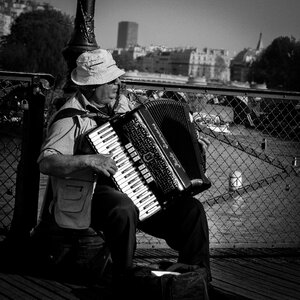 Character accordion pont des arts photo