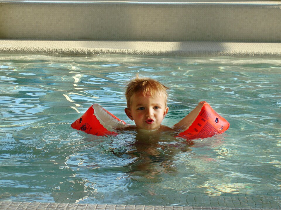 Face blond swimming pool