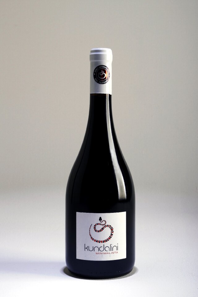 I am a student assembly red wine