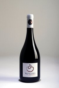 I am a student assembly red wine