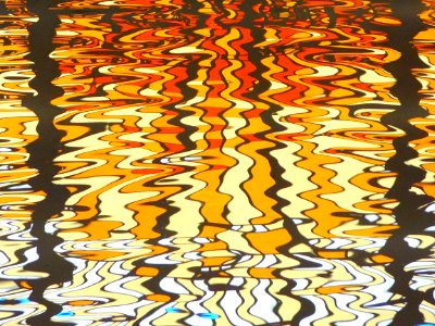 Musée de la Piscine, Roubaix : le reflet de l'une des deux verrières de la nef sur l'eau du bassin.