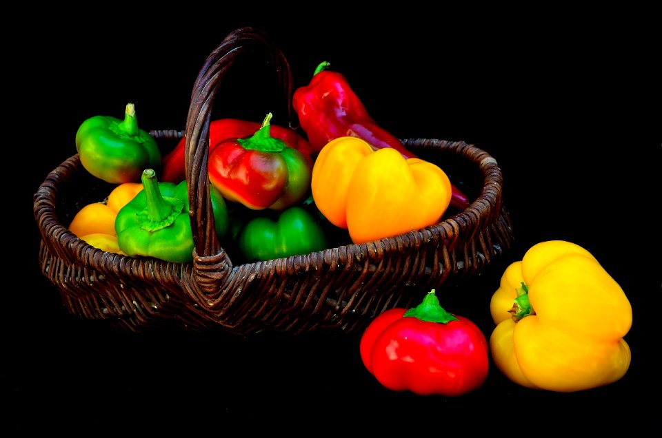 Des poivrons dans un panier