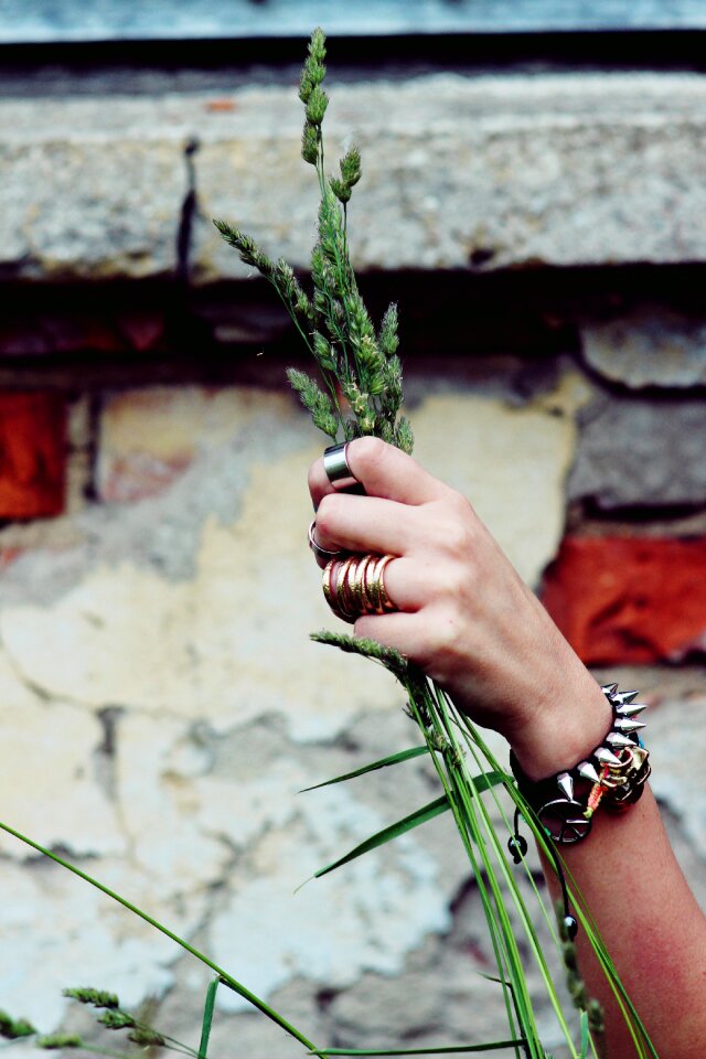 Bracelet hand studs