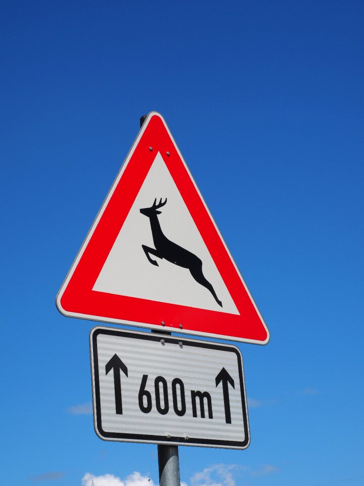 Note attention traffic sign