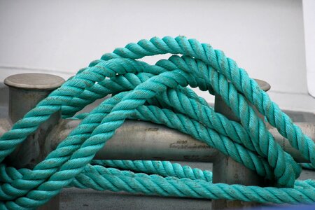 Leash twisted ropes ship traffic jams