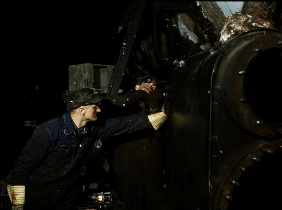 Working on the cylinder of a locomotive at the C & NW RR 40th Street shops, Chicago, Ill.