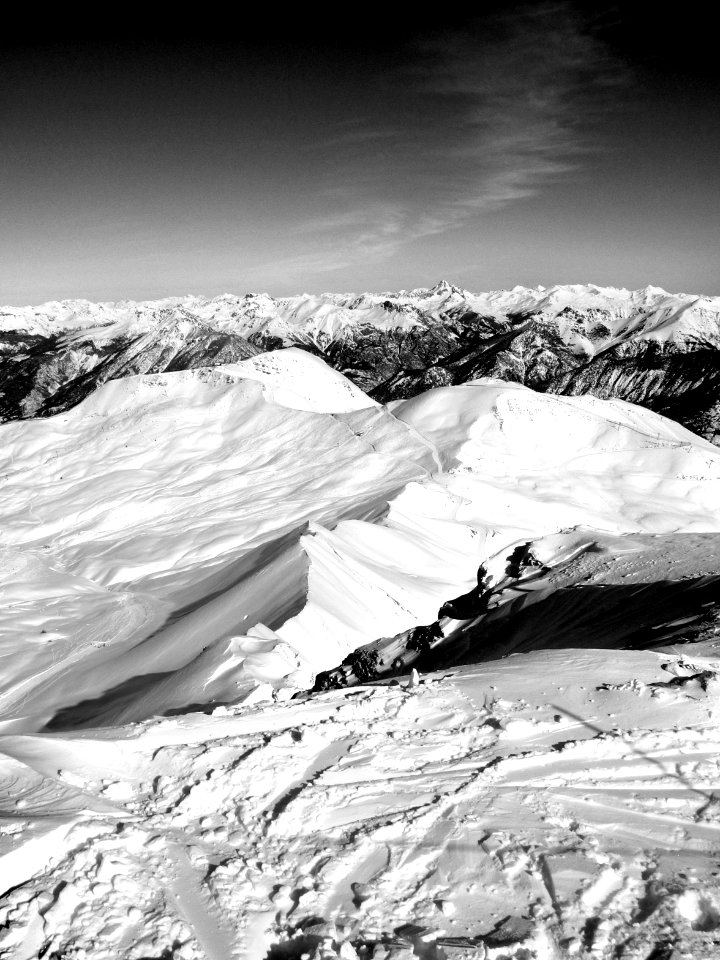 Montagnes enneigées NB 002
