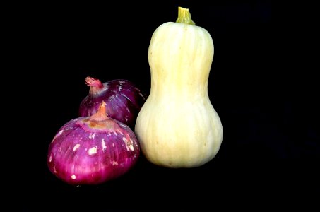 Une courge et deux oignons photo