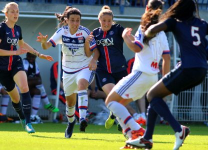 LEA KERGAL A LA LUTTE AVEC INES BOUTALEB OL-1-3-PSG-FINALE-CHALLENGE-NATIONALE-05-06-2016-77