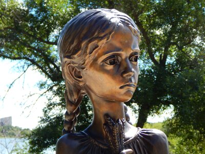 Portrait memorial sculpture