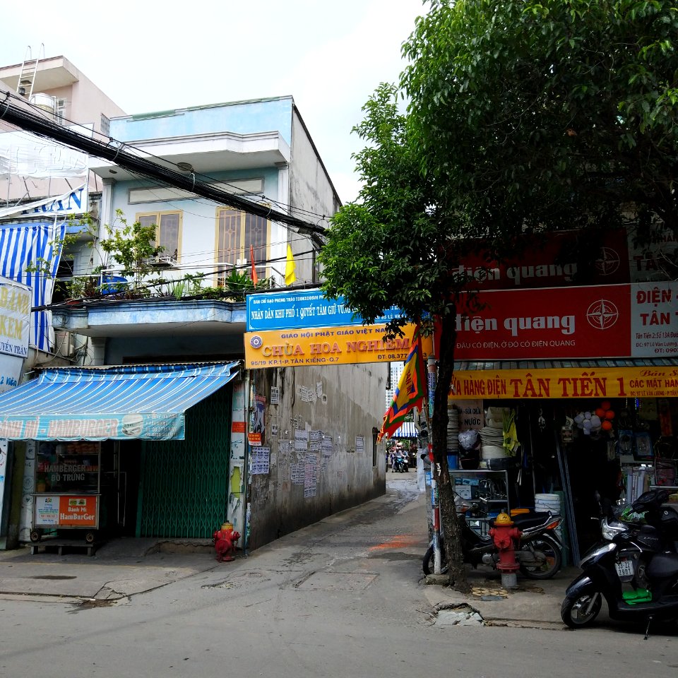 chùa hoa nghiêm temple entrance, flag to show funeral in vietnam