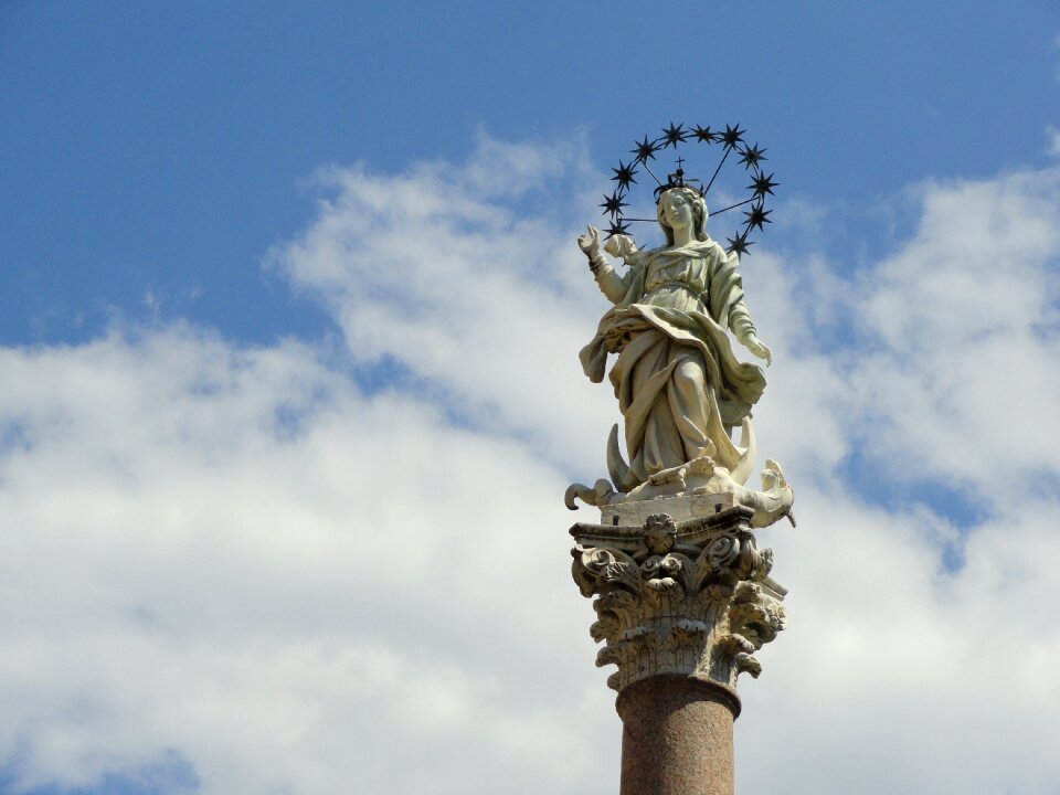 Architecture monument sculpture