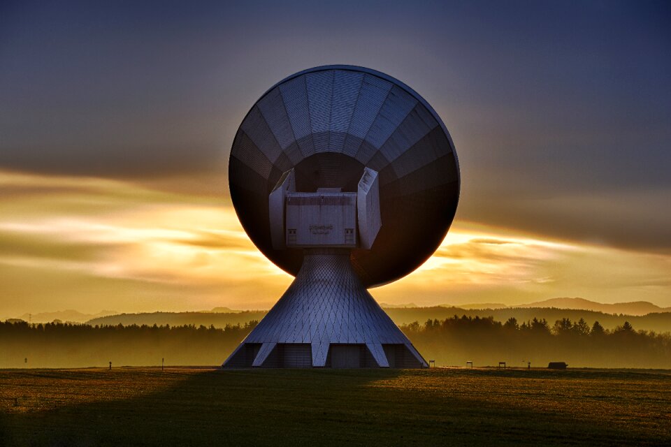 Signal parabolic mirrors television reception