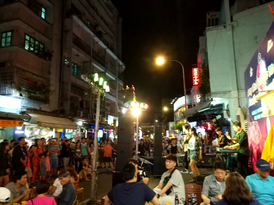 music event drinking at bùi viện street, most famous outside drinking place and reasonable hostels in saigon especially for europpean backpackers