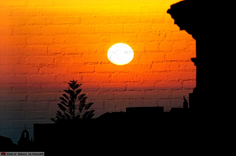 DAM1470 - Sunset wall