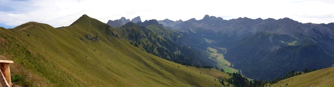 Panorama sulla Valle San Nicoló e le sue montagne.
