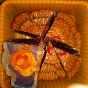 bánh trung thu như lan khoai môn hạt sen moon cake
