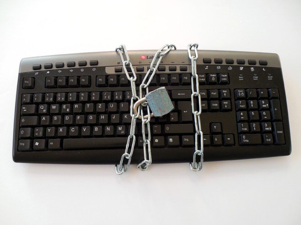 Castle padlock chain