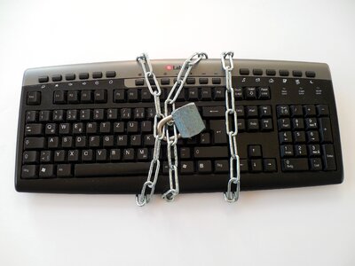 Castle padlock chain