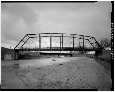 VIEW LOOKING NORTHEAST, GENERAL ELEVATION - Roundup Bridge, Spanning Musselshell River, Roundup, Musselshell County, MT HAER MONT,33-ROUN.V,1-2