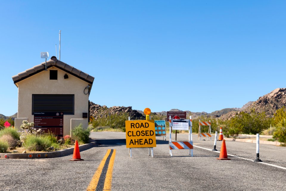 Park closure signs at North Entrance