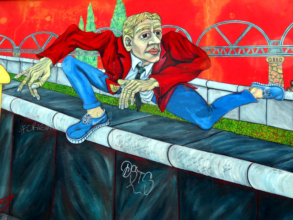 Escapee berlin wall street-art