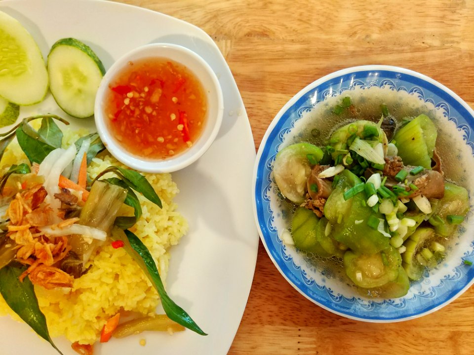 Nha Trang style chicken rice, chicken organs stir-fried with hechima cơm gà Nha Trang Bé Ba cơm lòng gà xào mướp 27k huyền thoại đây
