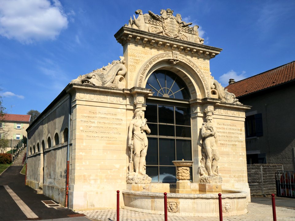 Le beau lavoir de Lacroix-sur-Meuse . Lorraine .