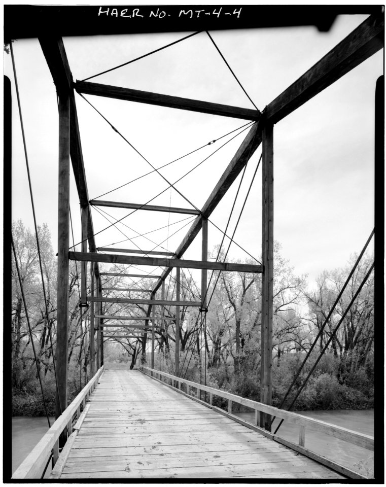 VIEW LOOKING SOUTHWEST, DETAIL OF DECKING AND LATERAL BRACING AT MID-SPAN - Milk River Bridge at Coberg, Spanning Milk River, Coburg, Blaine County, MT HAER MONT,3-COBU,1-4