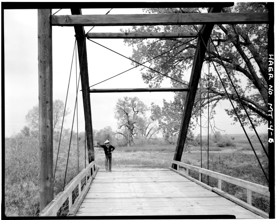 VIEW LOOKING SOUTHWEST, DETAIL OF SOUTH PORTAL WITH FRED QUIVIK - Milk River Bridge at Coberg, Spanning Milk River, Coburg, Blaine County, MT HAER MONT,3-COBU,1-5