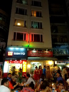 drinking at bùi viện street, most famous outside drinking place and reasonable hostels in saigon especially for europpean backpackers