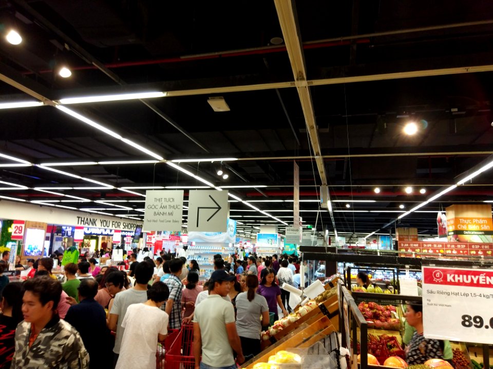 lotte mart nam sài gòn crowded