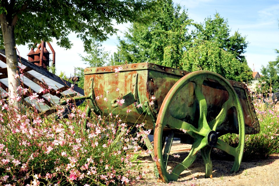 Uckange . Le jardin de l'impossible . Le jardin des traces .
