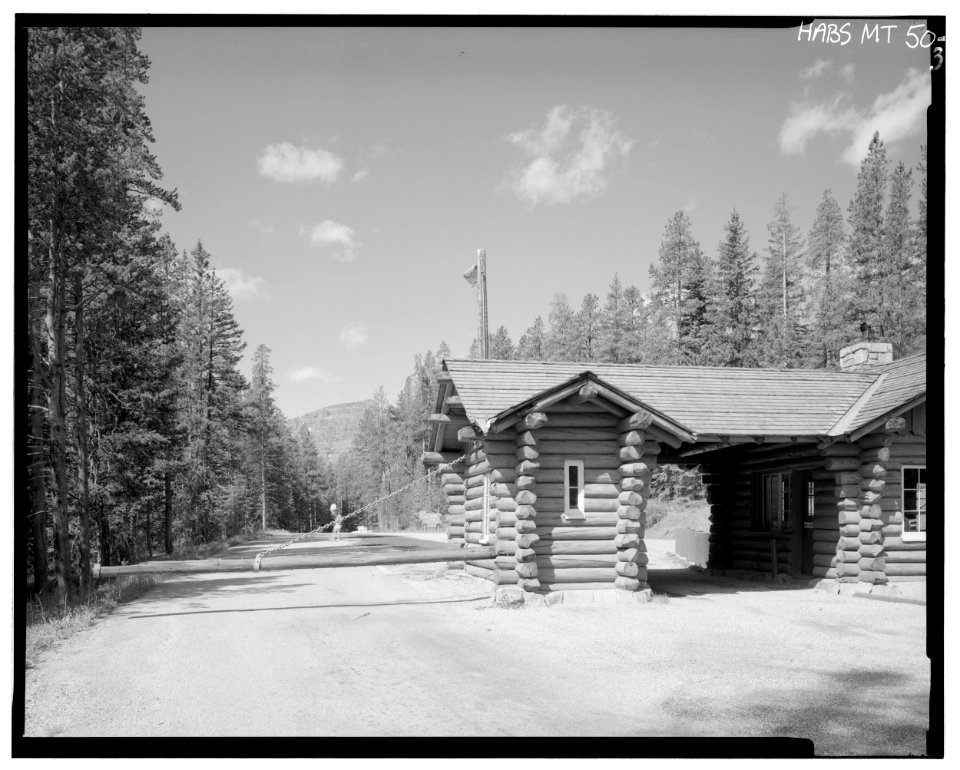 Exit lane, gate detail, view west - Northeast Entrance Station, Northeast Entrance, Silver Gate, Park County, MT HABS MONT,34-SILGA.V,1-3
