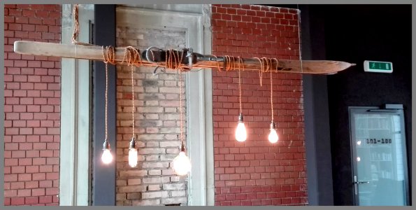 Skis au salon , improvisation de lustre