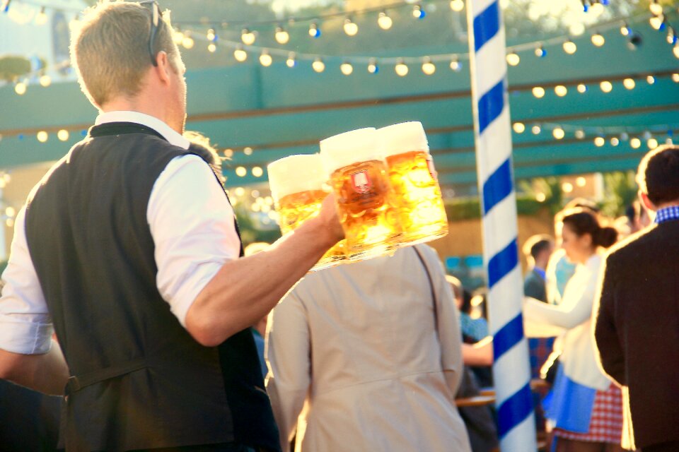Waiter beer measure