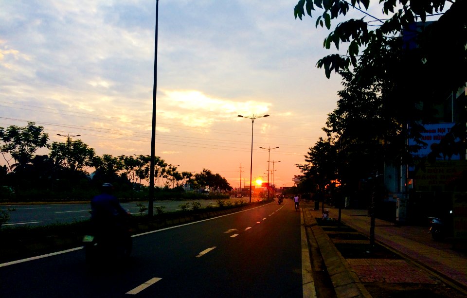 bình minh trên Sài Gòn, sao cô đơn đến lạ...