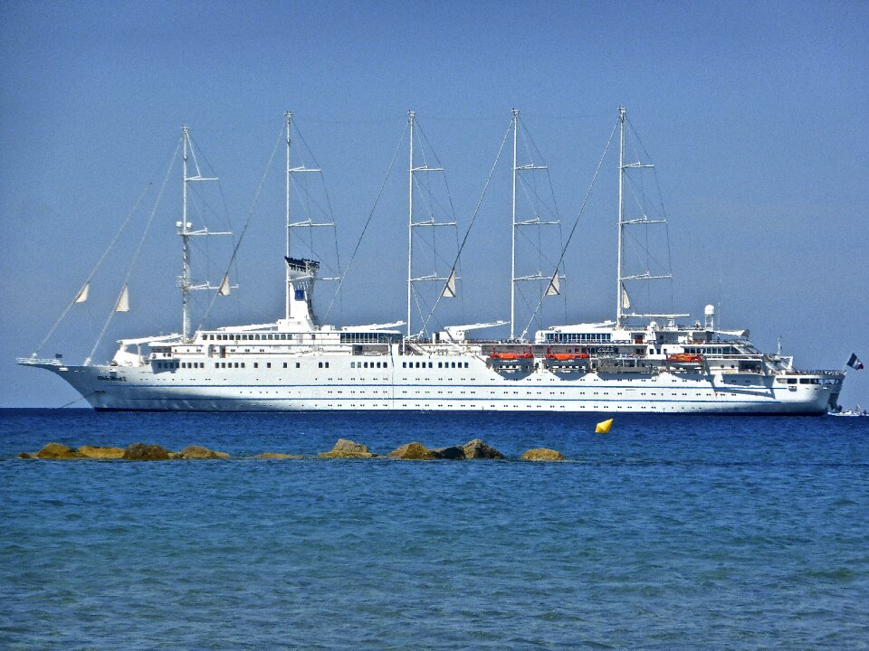 Vessel tourism holiday