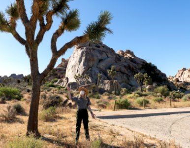 Visitor talking to a Park Ranger six feet apart in masks