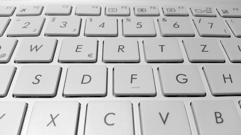 White periphaerie chiclet keyboard photo