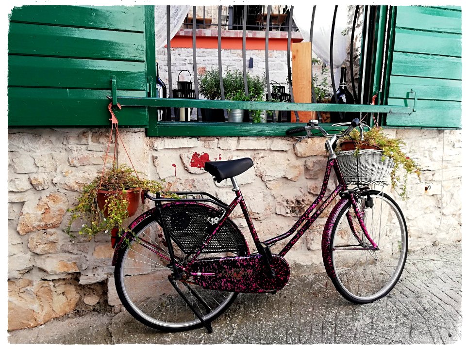 La bicyclette rose et les barreaux