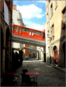 La rue du funiculaire : ne pas regarder en l'air,ni rechercher les étoilesThe street at the funicular: do not look up, nor look for the stars.. photo