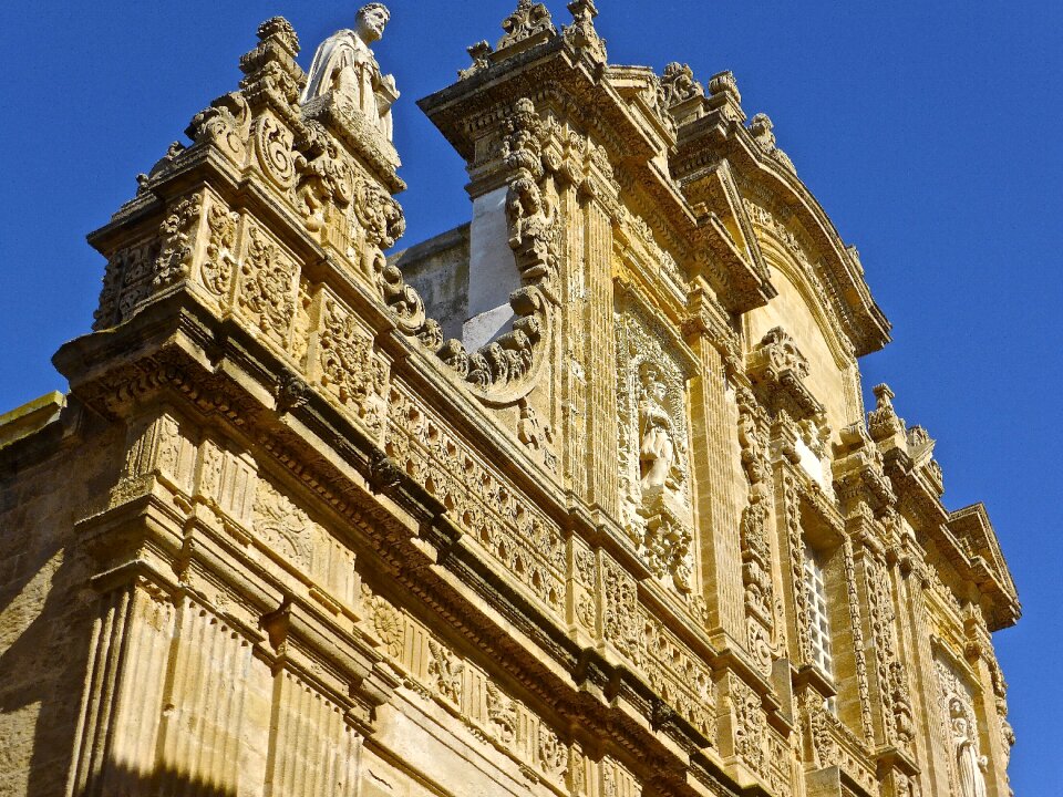 Less entrance exterior